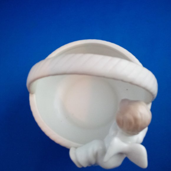 Vintage 1980s Fitz & Floyd porcelain basket with angel on edge - Picture 3 of 7